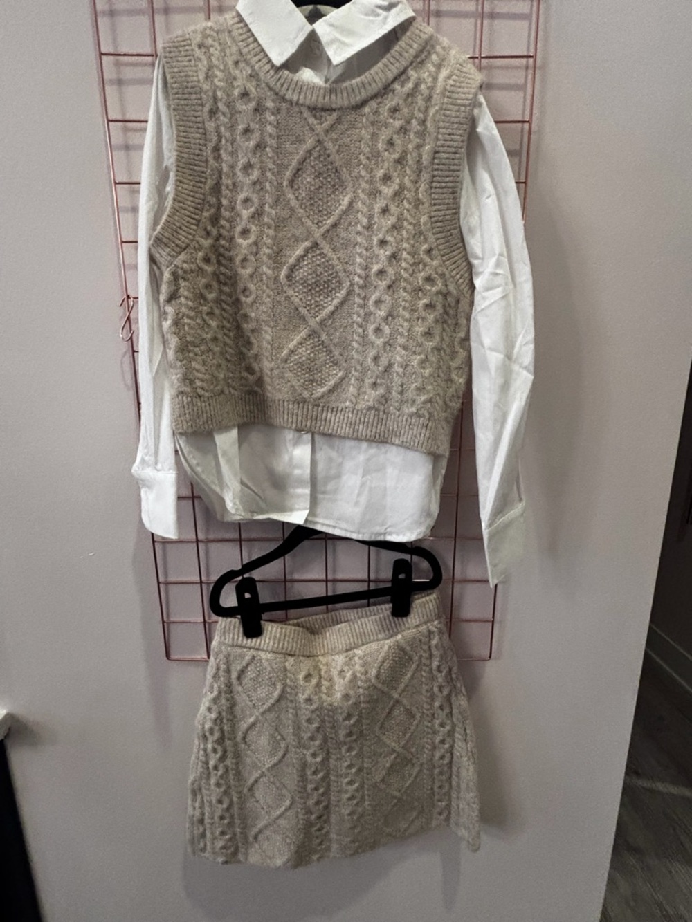 Tractr Beige Cable Knit Sleeveless V-Neck Sweater Vest